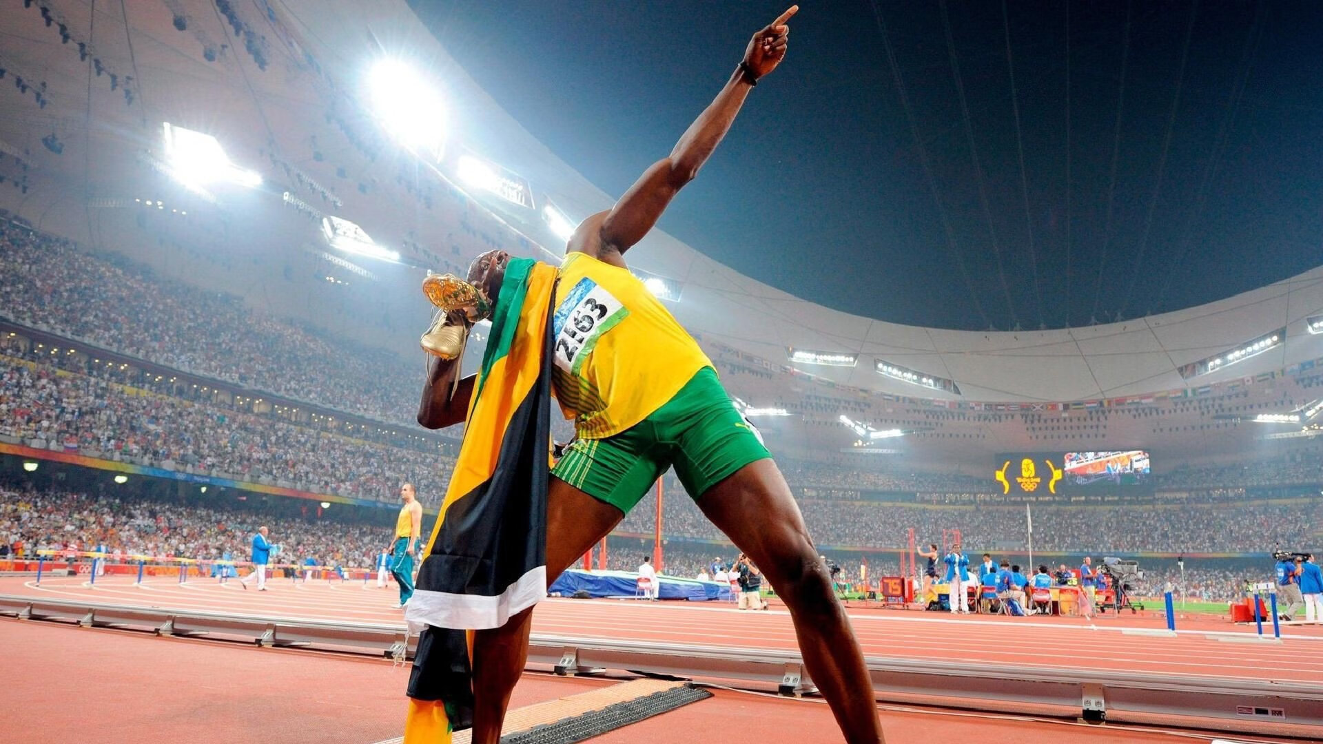 洪都拉斯淘汰波兰，卡瓦哈尔在F1年度争冠接管比赛，跨界竞技场上的逆袭与接管